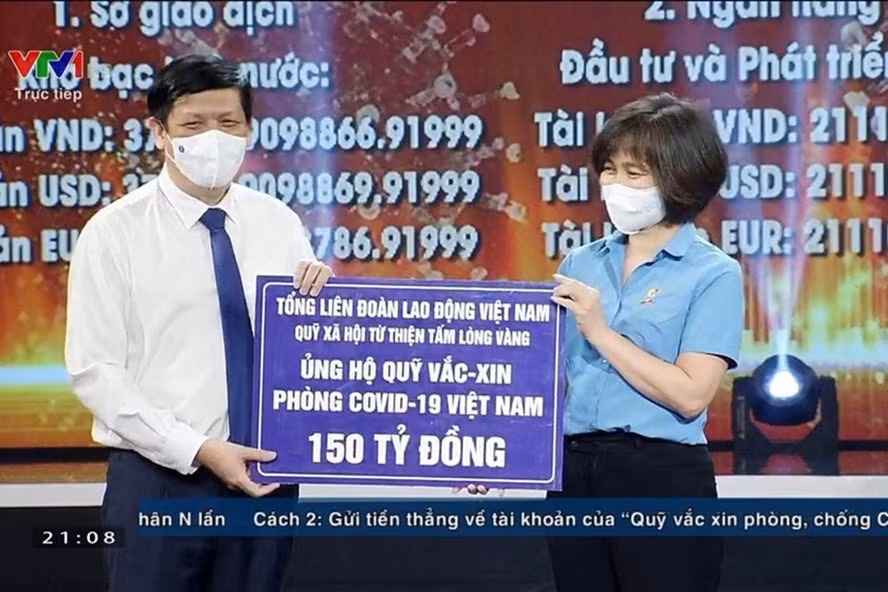  Đại diện Quỹ Tấm lòng Vàng Lao Động trao 150 tỉ đồng ủng hộ Quỹ vaccine phòng COVID-19 Việt Nam.