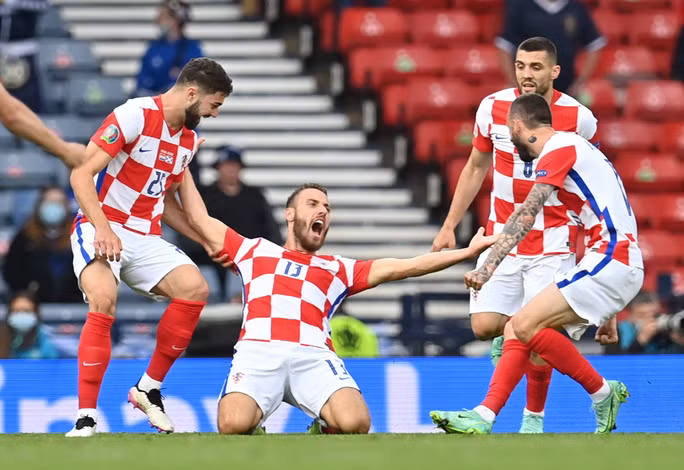 Nicola Vlasic (13) sau bàn mở tỉ số cho Croatia