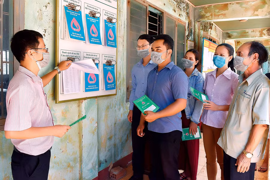 10.Ông Nguyễn Khắc Lê-Giám đốc Phòng Giao dịch Ngân hàng CSXH huyện Chư Pưh-cho biết: “Thời gian qua, nguồn vốn vay từ Ngân hang CSXH được người dân sử dụng nguồn vốn chủ yếu vào mua cây con giống, vật nuôi để tăng năng suất và hiệu quả trong lao động. Từ đó, nhiều hộ vay là hộ đồng bào dân tộc thiểu số đã thoát nghèo và có cuộc sống ổn định”. 
