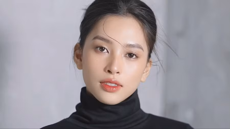 Tiểu Vy chọn cách trang điểm tự nhiên, khoe vẻ dịu dàng, trong trẻo của cô gái tuổi đôi mươi. Mái tóc đen được búi gọn làm nổi bật đường nét thanh tú trên gương mặt. ẢNH: NVCC