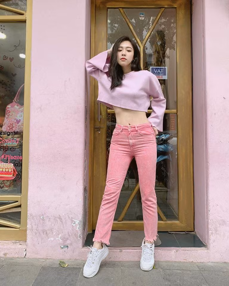 Phong cách thời trang đời thường cá tính không kém phần gợi cảm của mỹ nhân VTV. (Ảnh: FBNV)