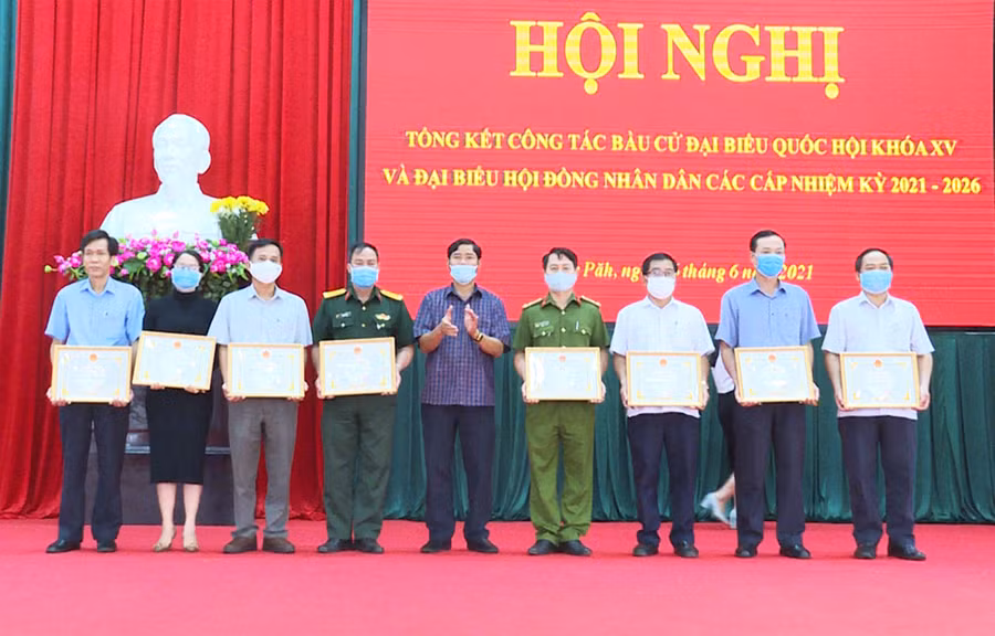  Ông Trần Minh Sơn - Bí thư Huyện ủy, Chủ tịch Ủy ban Bầu cử huyện Chư Păh tặng giấy khen cho các tập thể, cá nhân có thành tích xuất sắc trong công tác bầu cử. Ảnh: Linh Chi