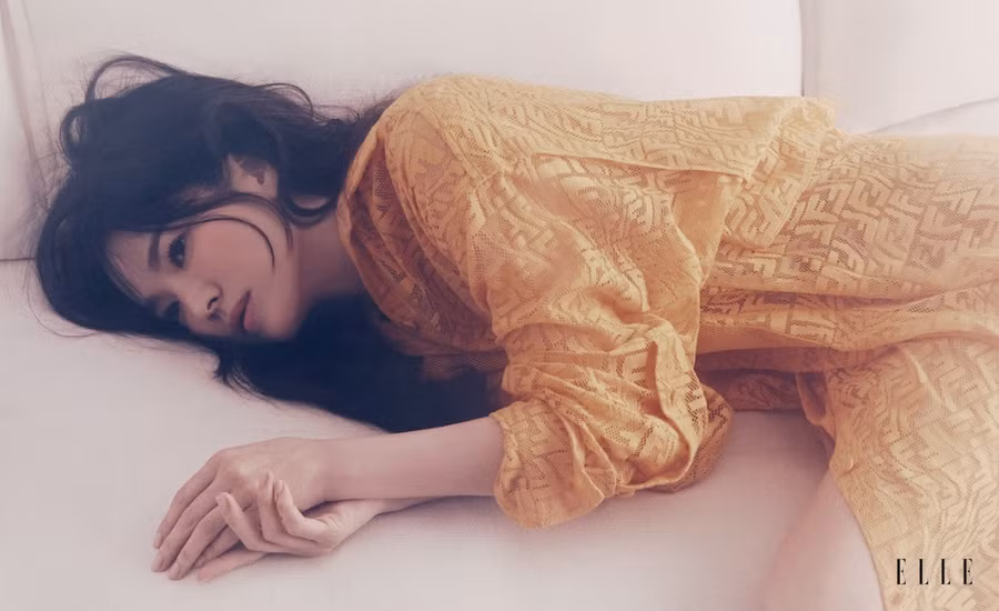 Đáng chú ý, trước khi theo nghiệp diễn và trở thành ngôi sao lớn châu Á, Song Hye Kyo dành niềm đam mê với thể thao. Mỹ nhân sinh năm 1981 từng được đào tạo để trở thành một vận động viên trượt băng nghệ thuật chuyên nghiệp. ẢNH: ELLE SINGAPORE
