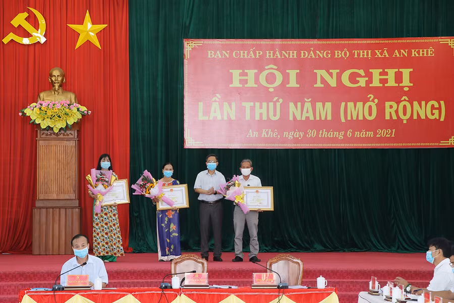  Có 1 tập thể và 3 cá nhân đạt thành tích xuất sắc trong học tập và làm theo tư tưởng đạo đức, phong cách Hồ Chí Minh (từ năm 2016 đến năm 2020) được nhận Bằng khen của Chủ tịch UBND tỉnh. Ảnh: Ngọc Minh