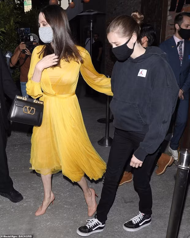 Angelina Jolie cùng 6 con dự sinh nhật
