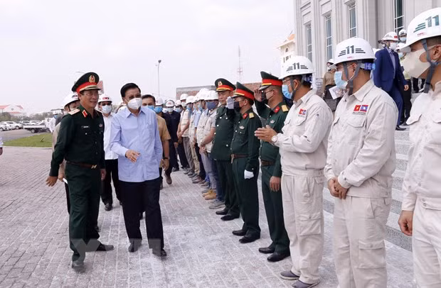 Tổng Bí thư, Chủ tich nước Lào Thongloun Sisoulith thăm cán bộ, chiến sỹ Binh đoàn 11 của Việt Nam đang xây dựng tòa nhà Quốc hội Lào. (Ảnh: Phạm Kiên/TTXVN)