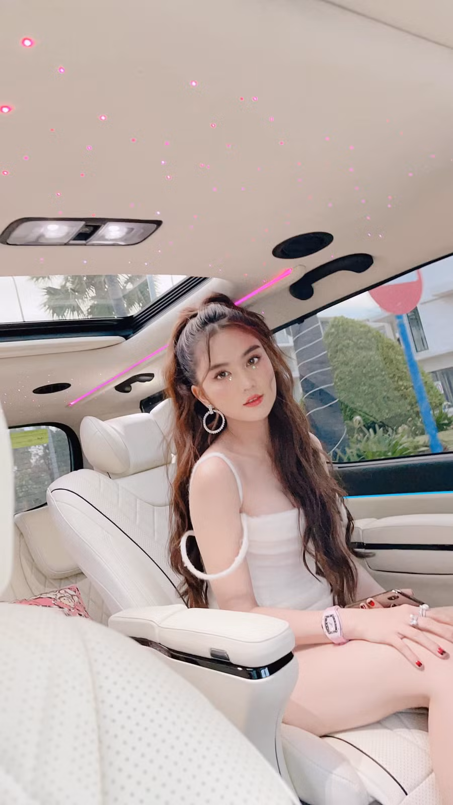 Ngọc Trinh vẫn trung thành lựa chọn những bộ váy dây siêu ngắn khi đi sự kiện trong tuần qua.