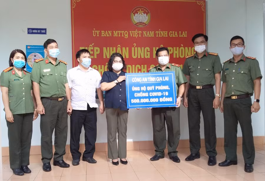 Thiếu tướng Rah Lan Lâm-Giám đốc Công an tỉnh (thứ 3 từ phải sang) trao số tiền 500 triệu đồng do cán bộ, chiến sĩ ủng hộ công tác phòng-chống Covid-19 của tỉnh. Ảnh: Lê Đại Thiếu tướng Rah Lan Lâm-Giám đốc Công an tỉnh (thứ 3 từ phải qua) trao số tiền 500 triệu đồng do cán bộ, chiến sĩ ủng hộ công tác phòng-chống Covid-19 của tỉnh. Ảnh: Lê Đại