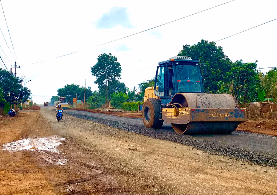 Tỉnh lộ 665-tuyến giao thông huyết mạch của huyện Chư Prông đang được triển khai thi công. Ảnh: Hà Duy