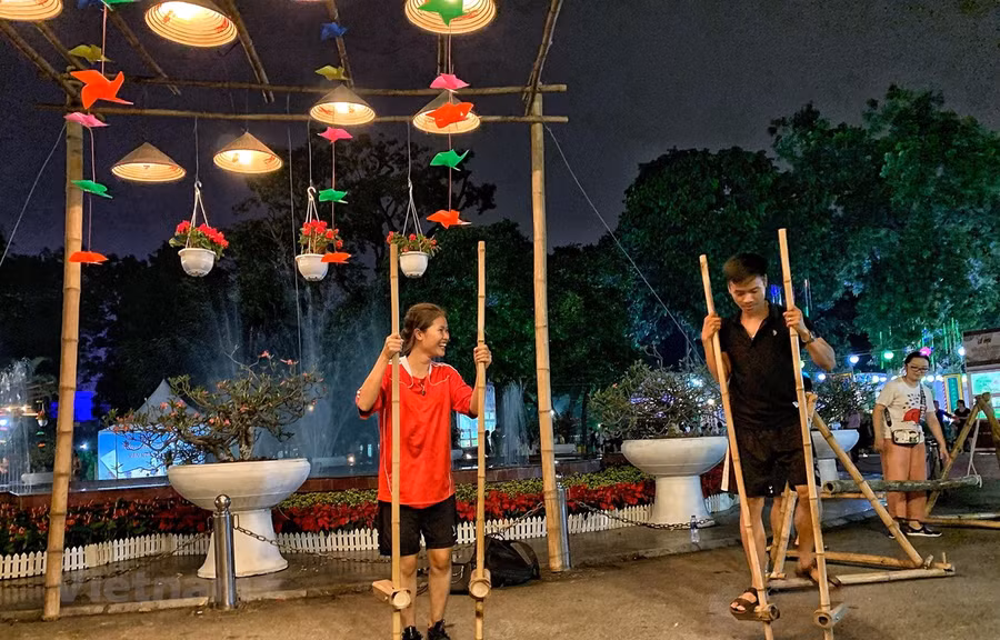 Hà Nội về đêm khi dịch bệnh chưa bùng phát. (Ảnh: Mai Mai/Vietnam+)