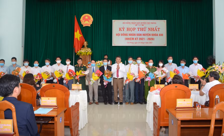  Các chức danh UBND huyện Chư Prông khóa XIII ra mắt nhận nhiệm vụ. Ảnh: Thanh Nhật