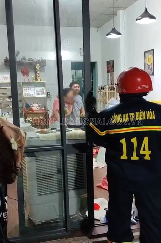 Kẻ ngáo đá cầm dao kè cổ đòi giết vợ trong nhà (ảnh CA.Đ.N)