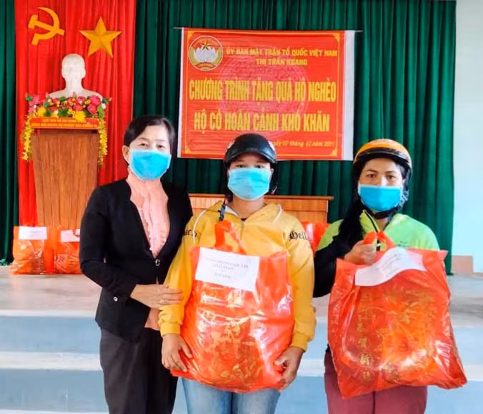 Ủy ban MTTQ Việt Nam thị trấn Kbang tặng quà cho hộ nghèo. Ảnh: Ngọc Minh