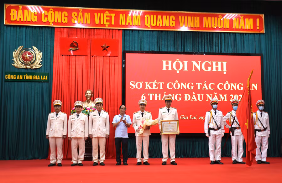 Tập thể Phòng Tham mưu được nhận Huân chương Bảo vệ Tổ quốc hạng nhất của Chủ tịch nước. Ảnh: Văn Ngọc