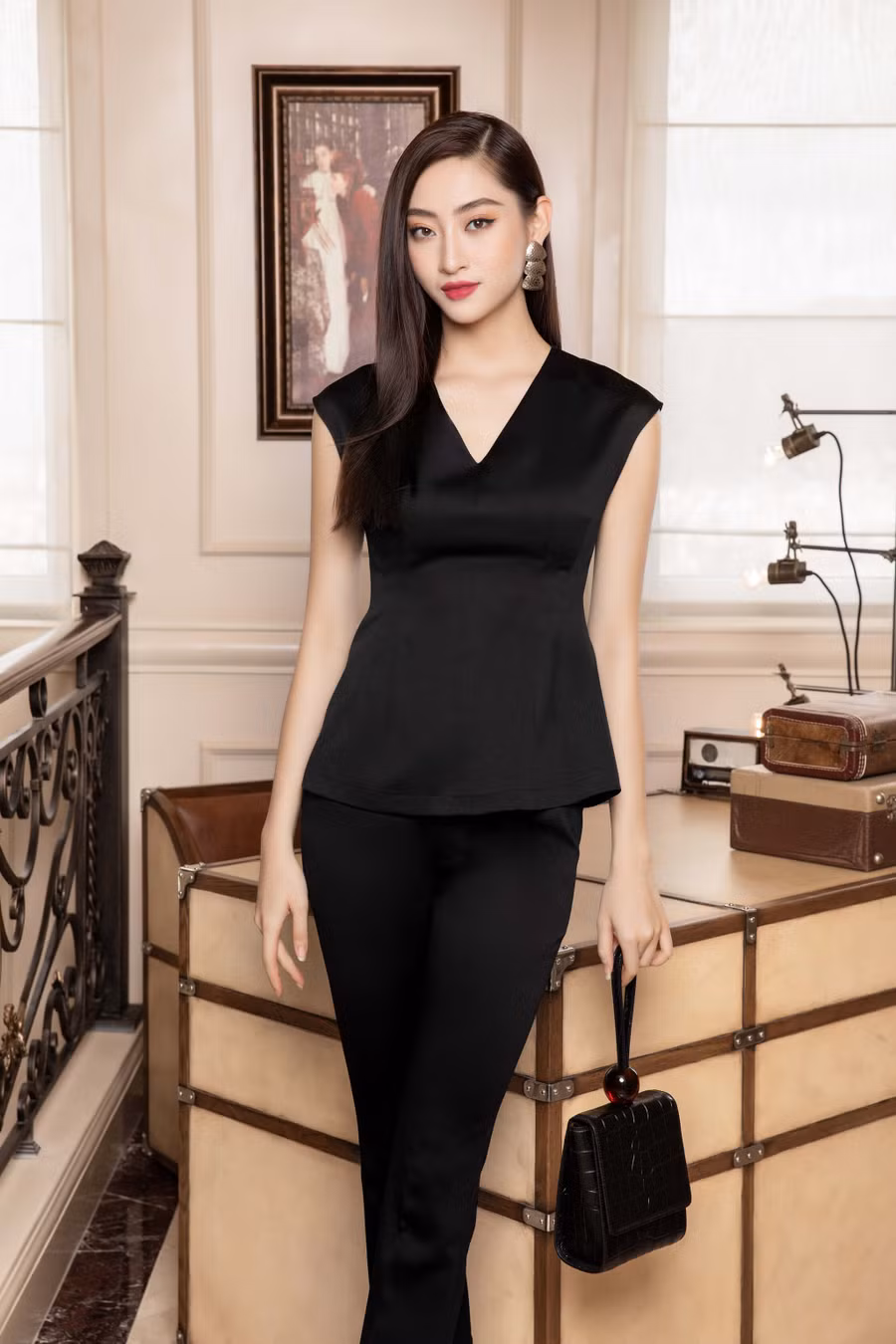 Là tín đồ thời trang, Hoa hậu Lương Thùy Linh cũng có gần 2 năm tiếp xúc và làm việc cùng những nhà thiết kế, stylist nổi tiếng và nhiều thương hiệu hàng đầu quốc tế. ẢNH: TÂN LÊ