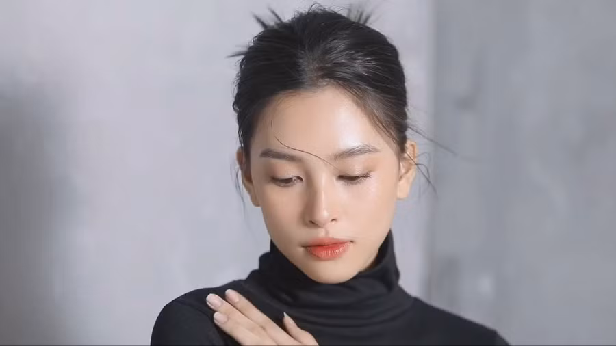 Người đẹp xứ Quảng thể hiện đường nét quyến rũ chuẩn nàng thơ theo phong cách nhẹ tựa sương mai, mong manh thuần khiết. ẢNH: NVCC