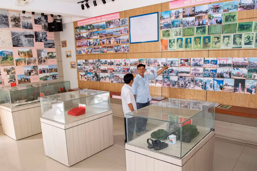 Khu vực trưng bày các kỷ vật, hình ảnh tư liệu liên quan đến Điểm cao 1015 – Đồi Charlie và Điểm cao 1049 – Căn cứ Delta. Ảnh: Đ.T