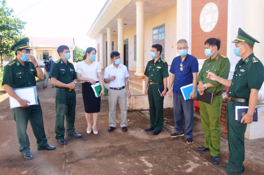Cán bộ Đồn Biên phòng Cửa khẩu Quốc tế Lệ Thanh và xã Ia Dom trao đổi về công tác tuyên truyền, phổ biến, giáo dục pháp luật. Ảnh: Vĩnh Hoàng