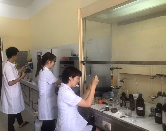  Các nhà khoa học Viện Hóa học tiến hành nghiên cứu trong phòng thí nghiệm- Ảnh: Viện Hóa học
