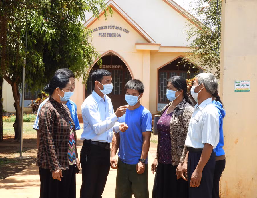  Giáo dân Chi hội Tin lành Plei Thơ Ga (xã Chư Đôn huyện Chư Pưh) nghe phổ biến công tác phòng-chống dịch Covid-19 tại cơ sở tôn giáo. Ảnh: Thanh Nhật
