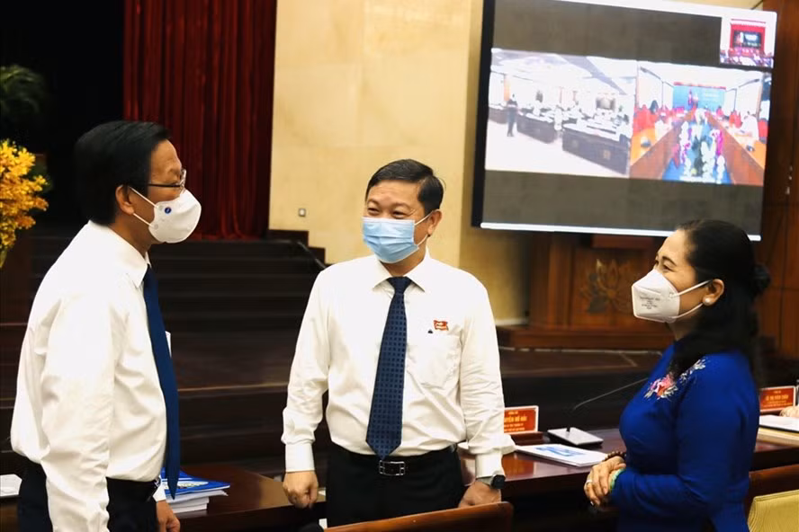 Ông Dương Anh Đức (giữa) tái đắc cử Phó Chủ tịch UBND TPHCM nhiệm kỳ 2021 - 2026. Ảnh: Long Hồ