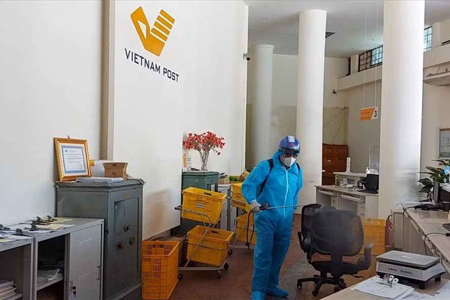 Tiến hành phun khử khuẩn tại Bưu điện tỉnh Nghệ An - nơi bệnh nhân mắc COVID-19 từng đến. Ảnh: Trần Tuyên