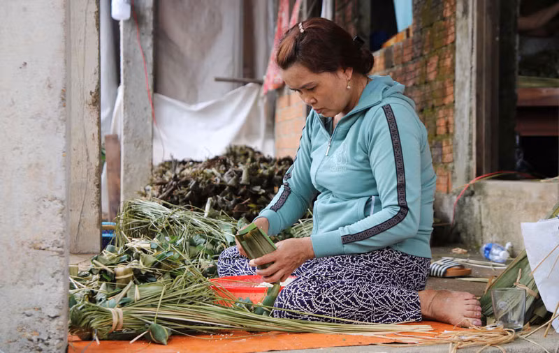  Các chục bánh được cô Huỳnh Thị Ngà buộc theo từng bó.