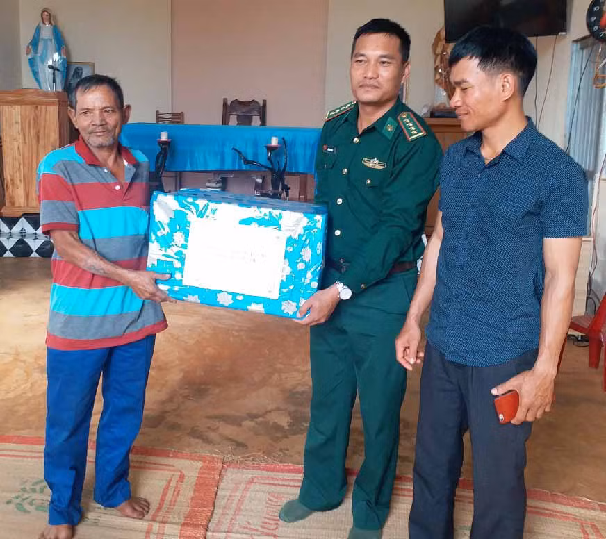 Cán bộ Đồn Biên phòng Ia Chía (huyện Ia Grai) tặng quà cho người dân. Ảnh: Vĩnh Hoàng
