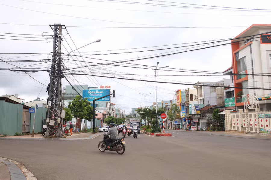 Đường Cách Mạng Tháng Tám dây cáp đan xen, chằn chịt lên nhau. Ảnh: Quang Tấn