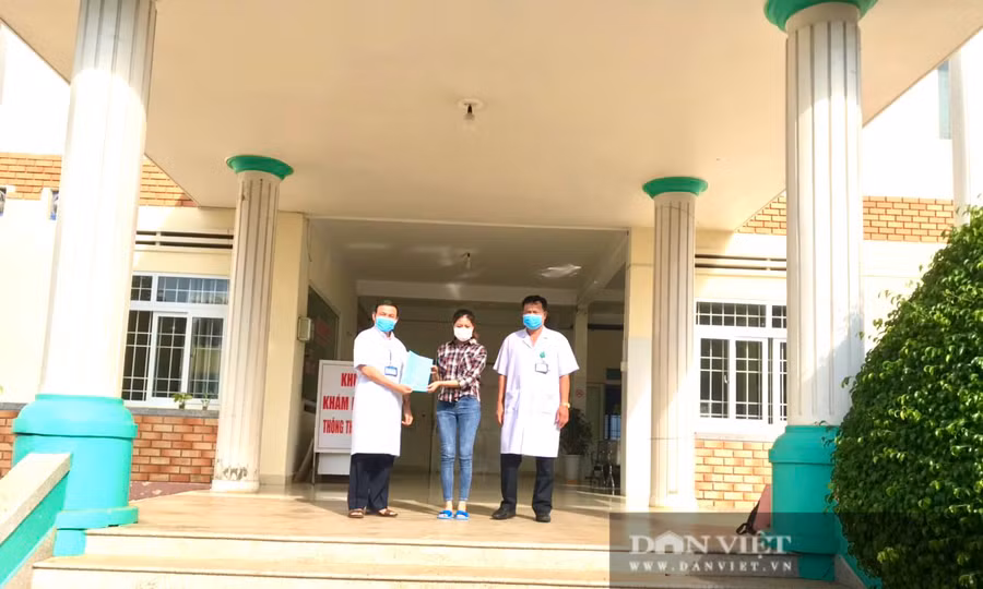 Ngành Y tế trao chứng nhận khỏi bệnh và cho BN 7186 xuất viện - Ảnh: N.G