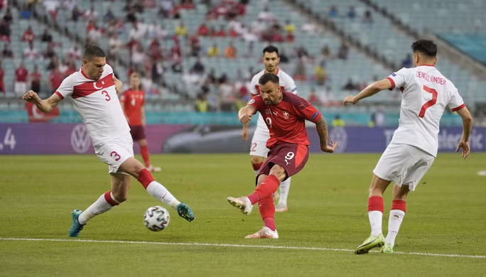 Haris Seferovic mở tỉ số cho Thụy Sĩ với một pha sút xa cực kì đẹp mắt