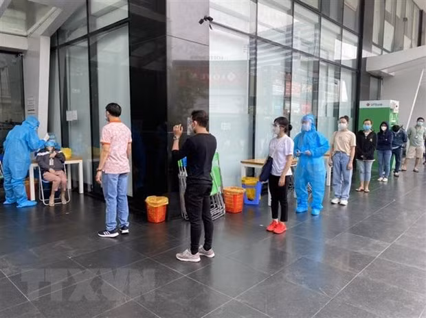 Lấy mẫu xét nghiệm COVID-19 ở Thành phố Hồ Chí Minh. (Nguồn: TTXVN phát)