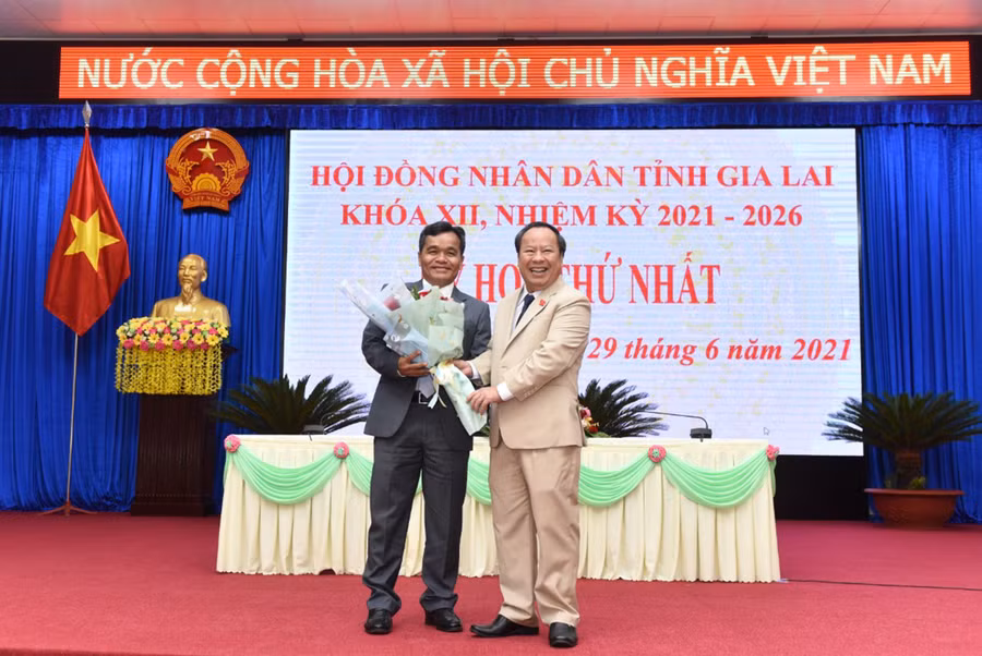  Chủ tịch HĐND tỉnh khóa XI Châu Ngọc Tuấn (bìa phải) tặng hoa chúc mừng Chủ tịch HĐND tỉnh khóa XII Hồ Văn Niên. Ảnh: Đức Thụy