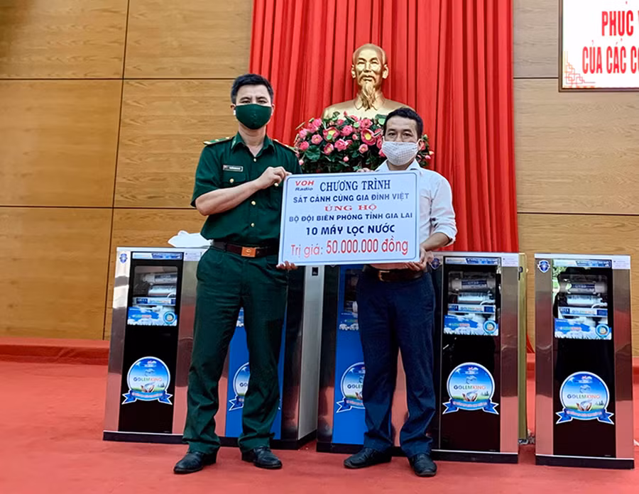  Đại diện Đài tiếng nói Nhân dân thành phố Hồ Chí Minh trao máy lọc nước tại Bộ Chỉ huy Bộ đội Biên phòng tỉnh. Ảnh: Như Nguyện