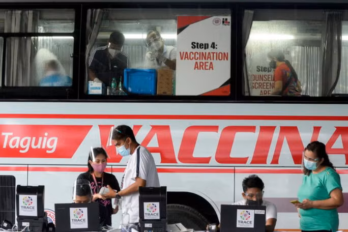 Tới ngày 20-6, Philippines tiêm phòng đầy đủ cho 2,1 triệu người. Ảnh: Reuters