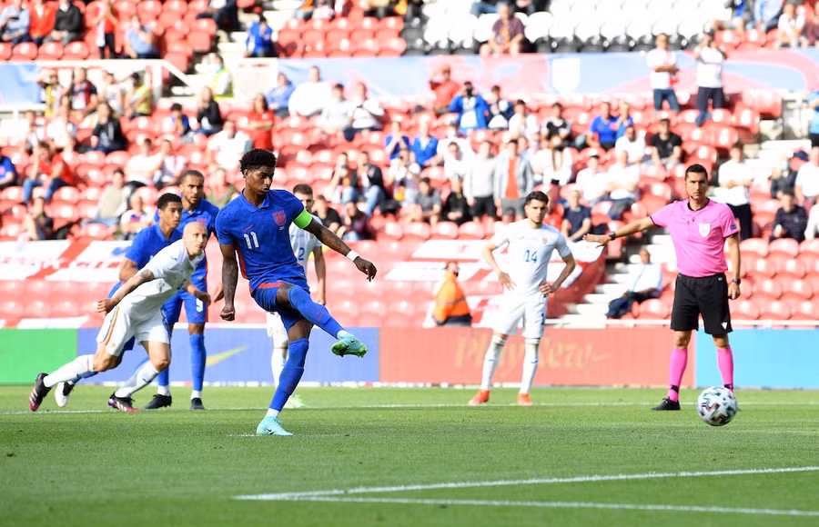Rashford ghi bàn trong ngày được trao băng đội trưởng ghi dấu lịch sử. Ảnh: AFP