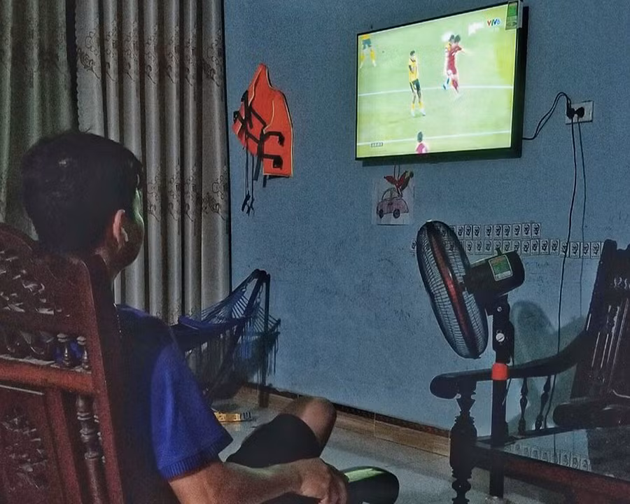  Anh Đinh Mão sẵn sàng thức khuya để đón xem những trận đấu hấp dẫn của thầy trò HLV Park Hang-seo. Ảnh: Nguyễn Tú