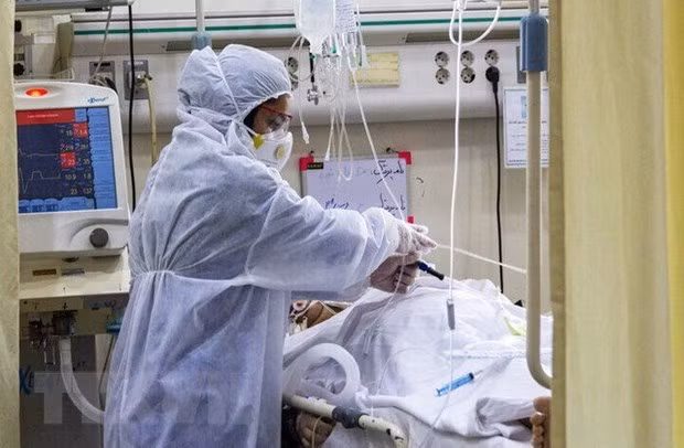  Điều trị cho bệnh nhân mắc COVID-19 tại bệnh viện ở Tehran, Iran. (Ảnh: IRNA/TTXVN)