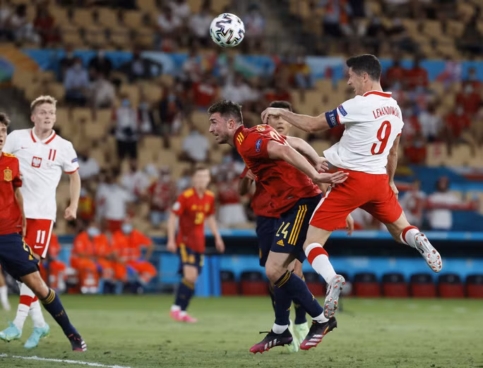 Lewandowski và pha đánh đầu ghi bàn gỡ hòa