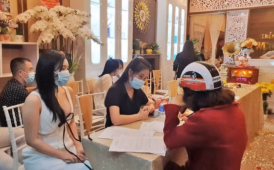 Cơ sở này bị thu hồi giấy phép kinh doanh do vi phạm quy định phòng, chống dịch Covid-19