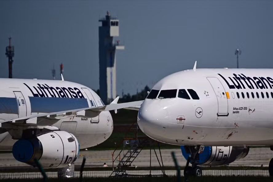 Máy bay hãng Lufthansa tại sân bay ở Berlin, Đức. Ảnh: AFP Máy bay hãng Lufthansa tại sân bay ở Berlin, Đức. Ảnh: AFP