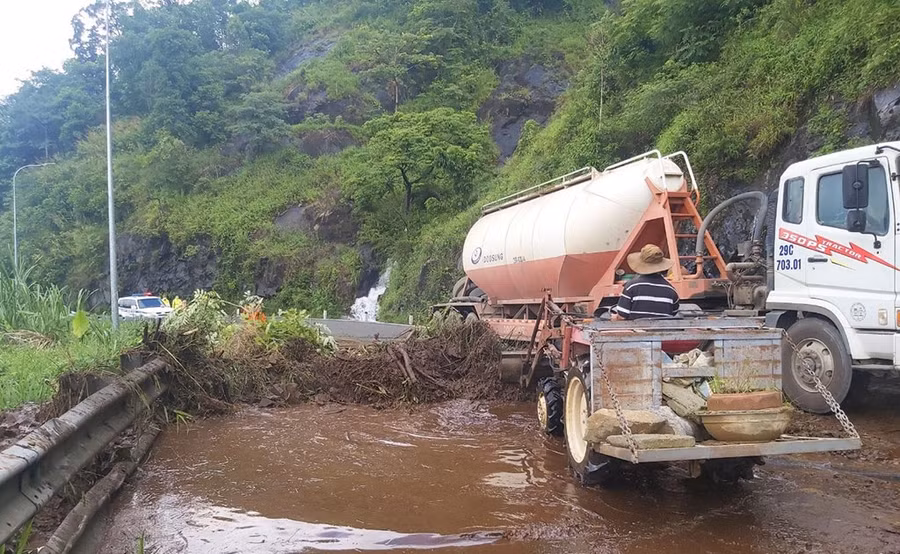 Lực lượng cứu hộ nỗ lực giải tỏa hiện trường vụ sạt lở. ẢNH: TRÙNG DƯƠNG