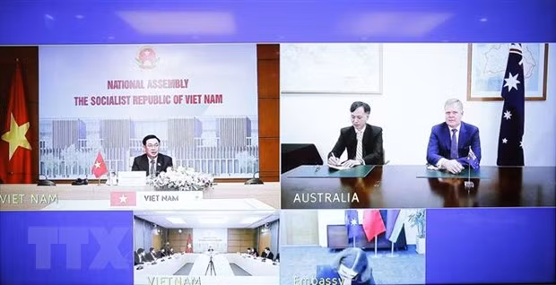 Chủ tịch Quốc hội Vương Đình Huệ hội đàm trực tuyến với Chủ tịch Hạ viện Australia Tony Smith. (Ảnh; Doãn Tấn/TTXVN)