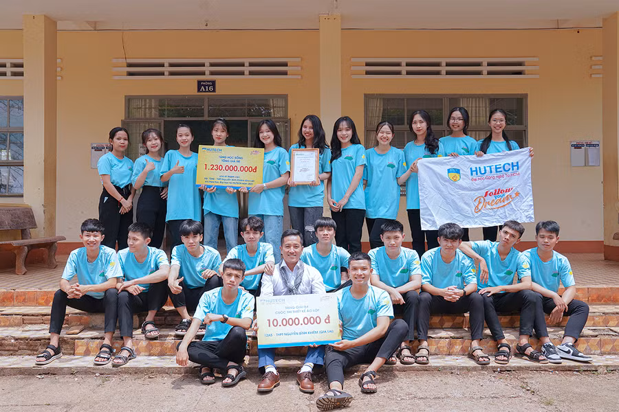  Tập thể lớp 12A5-Trường THPT Nguyễn Bỉnh Khiêm với áo đồng phục thiết kế đạt giải. Ảnh: Mộc Trà