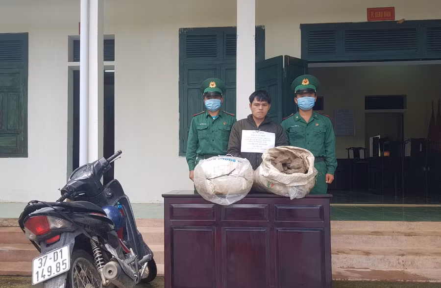 Đối tượng Kha Văn Són và tang vật. Ảnh: VL Đối tượng Kha Văn Són và tang vật. Ảnh: VL