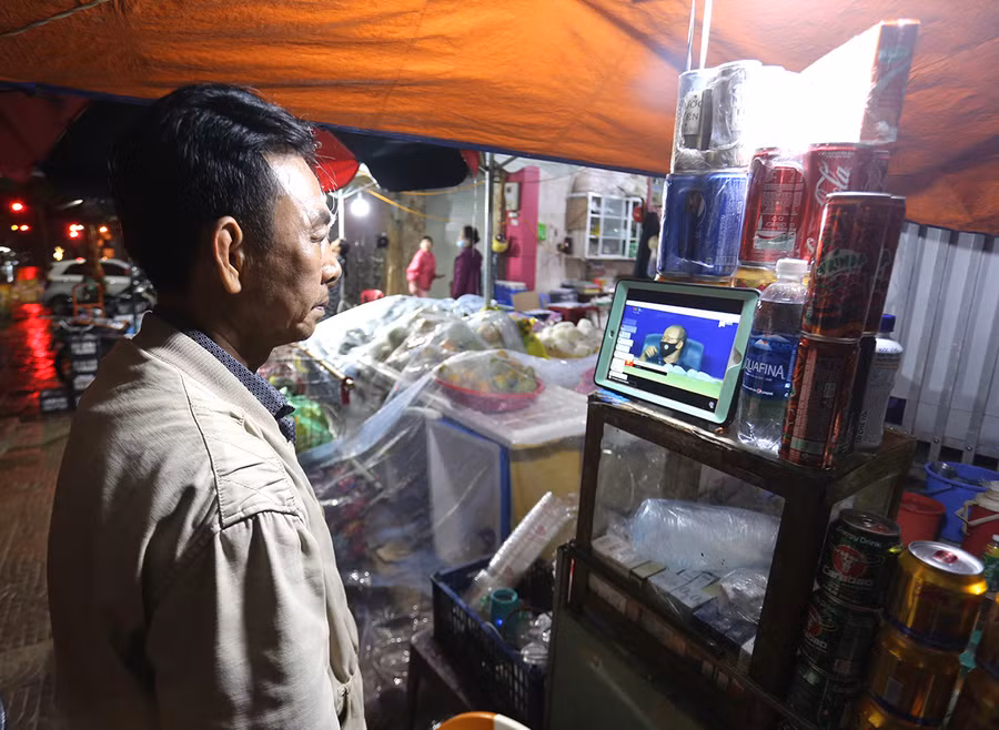 Hoàng Minh xem bóng đá qua chiếc Ipad. Ảnh: Văn Ngọc