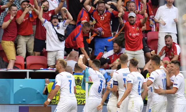 CH Czech đã tạo ra cú sốc đầu tiên ở vòng 1/8 EURO 2020.