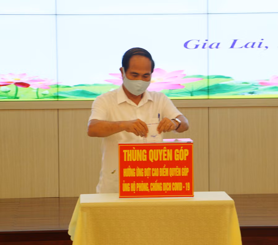 Chủ tịch UBND tỉnh Võ Ngọc Thành tham gia quyên góp. Ảnh: Quang Tấn