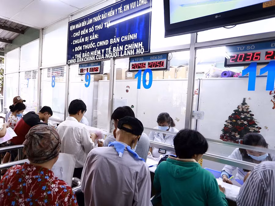 Đóng tiền, lấy thuốc BHYT tại Bệnh viện Chợ Rẫy (TP.HCM) - Ảnh: Trung Dung Đóng tiền, lấy thuốc BHYT tại Bệnh viện Chợ Rẫy (TP.HCM) - Ảnh: Trung Dung