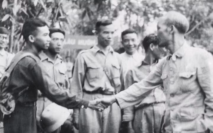 Bác Hồ với nhà thơ, nhà báo liệt sĩ Thôi Hữu, Ủy viên Ban Biên tập Báo Sự Thật (tiền thân của Báo Nhân Dân). Bác Hồ với nhà thơ, nhà báo liệt sĩ Thôi Hữu, Ủy viên Ban Biên tập Báo Sự Thật (tiền thân của Báo Nhân Dân).